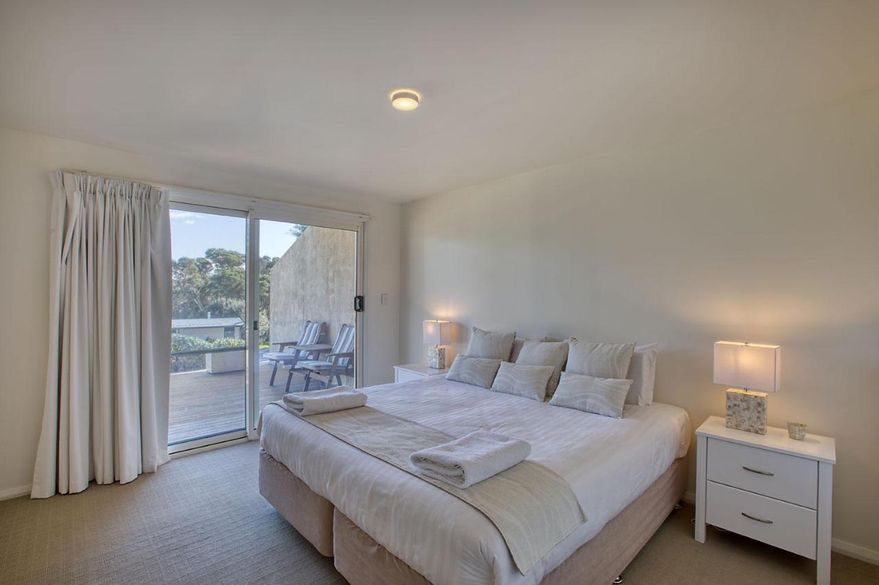 Quarterdeck Apartment Binalong Bay Exterior photo